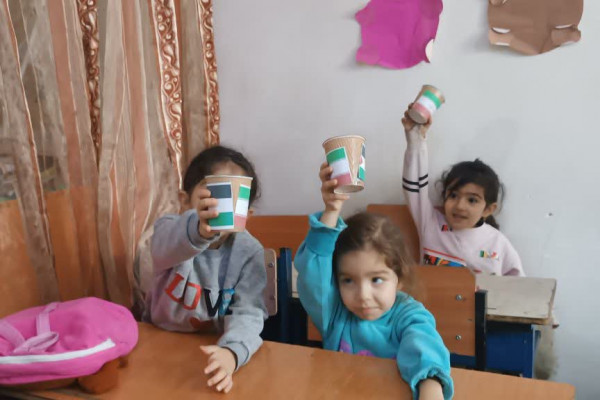 ؛کودکان بدره ای قلک های خود را به کودکان غزه و لبنان اهداء کردند
