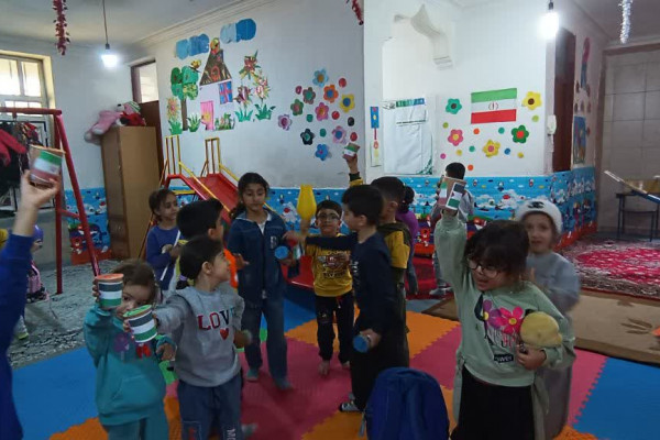 ؛کودکان بدره ای قلک های خود را به کودکان غزه و لبنان اهداء کردند