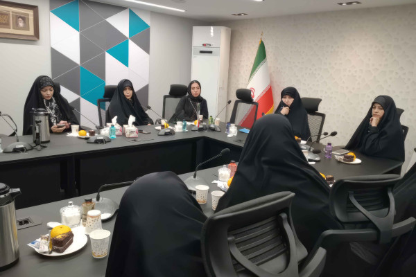 نشست صمیمانه‌ مدیر مرکز راهبری و هم‌آهنگی بانوان با جمعی از بانوان نویسنده برگزار شد