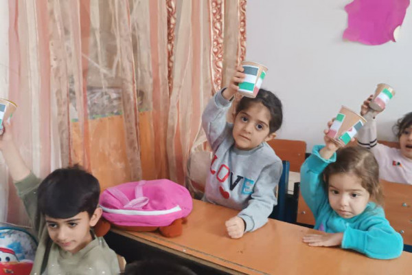 ؛کودکان بدره ای قلک های خود را به کودکان غزه و لبنان اهداء کردند