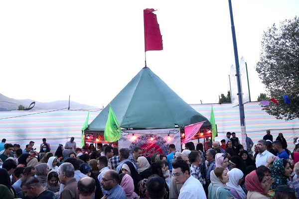 阿赫迈德教民在萨南达季的盛大聚会