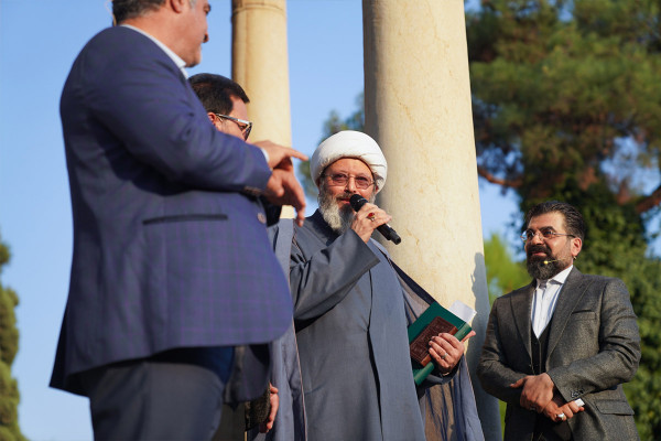 קיום חגיגת מחפל במתחם קברו של חאפז השיראזי