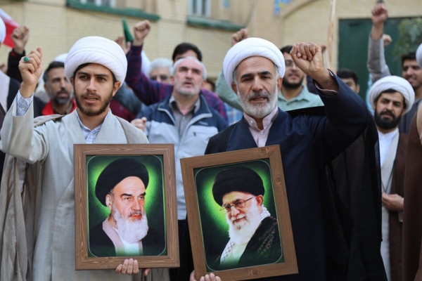 طلاب همدانی در صف اول دفاع از  کلام رهبر