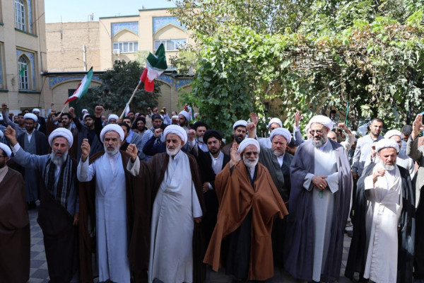 طلاب همدانی در صف اول دفاع از  کلام رهبر