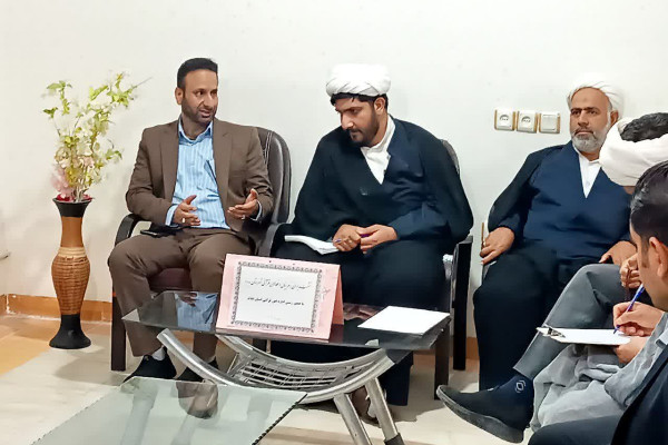نشست رئیس اداره امور قرآنی استان ایلام با فعالان قرآنی شهرستان بدره