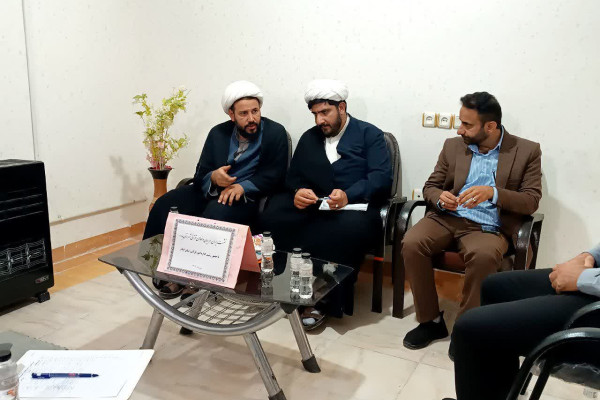نشست رئیس اداره امور قرآنی استان ایلام با فعالان قرآنی شهرستان بدره
