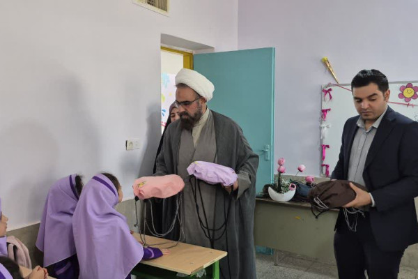 توزیع بسته های نوشت افزار در بین دانش آموزان شهرستان بدره