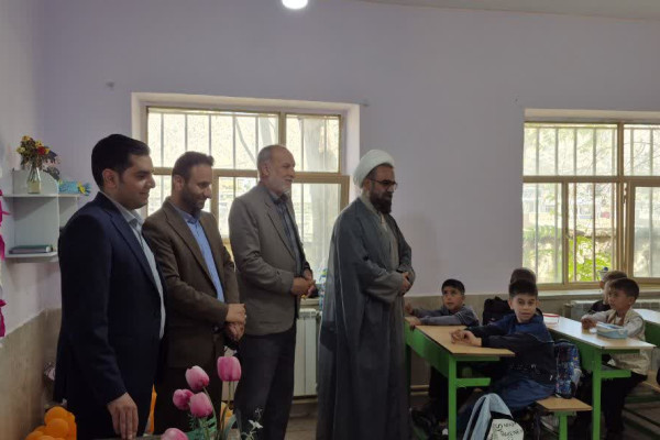 توزیع بسته های نوشت افزار در بین دانش آموزان شهرستان بدره