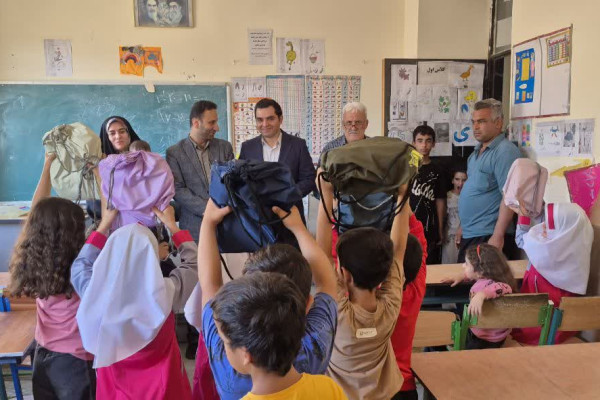 توزیع بسته های نوشت افزار در بین دانش آموزان شهرستان بدره