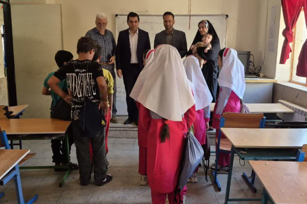 توزیع بسته های نوشت افزار در بین دانش آموزان شهرستان بدره