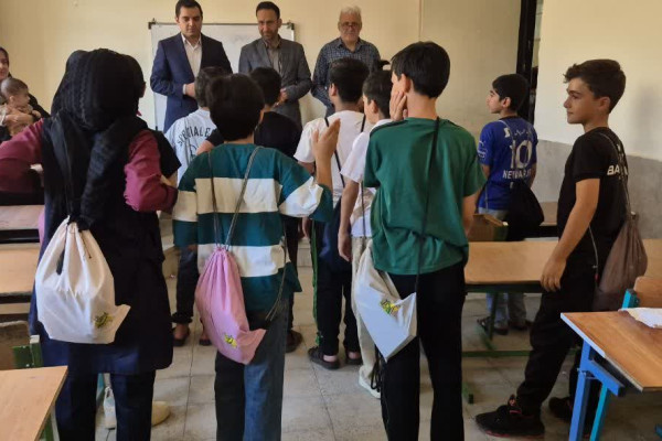 توزیع بسته های نوشت افزار در بین دانش آموزان شهرستان بدره