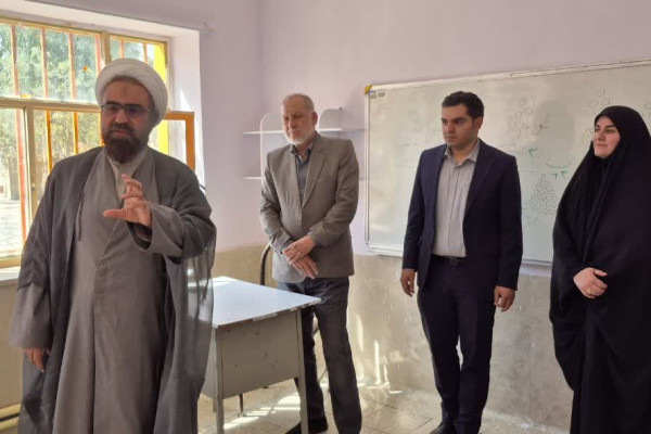 توزیع بسته های نوشت افزار در بین دانش آموزان شهرستان بدره