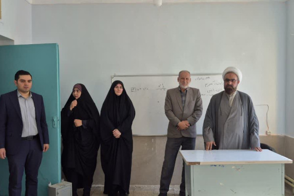 توزیع بسته های نوشت افزار در بین دانش آموزان شهرستان بدره