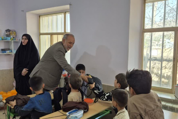 توزیع بسته های نوشت افزار در بین دانش آموزان شهرستان بدره