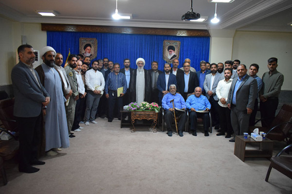 نشست جامعه‌ی ستایشگران بوشهر با نماینده ولی فقیه در استان و امام جمعه بوشهر