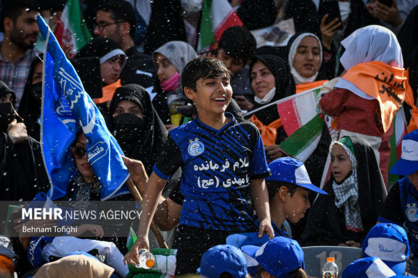 الإنشاد الجماعي لأنشودة «سلام فرمانده» في ملعب آزادي بطهران