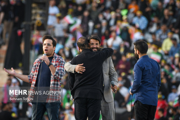 Interpretación masiva del himno “Salam Farmandeh” en el Estadio Azadi de Teherán
