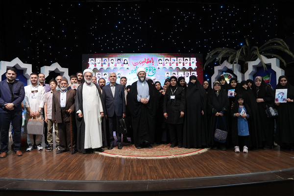 تقدیر همکاران از برگزارکنندگان یادواره شهدا سازمان تبلیغات اسلامی