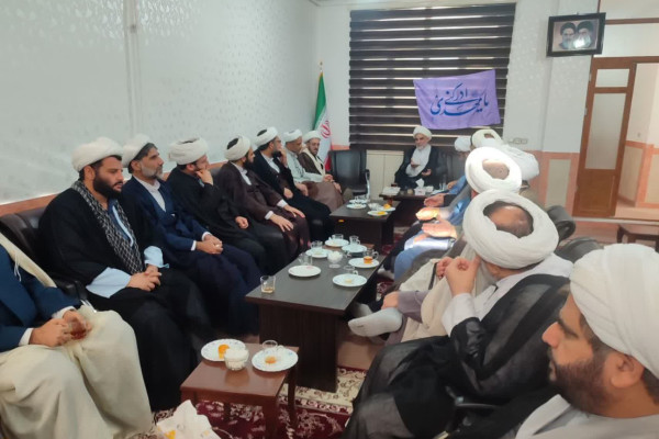 نشست هم اندیشی مبلغین با امام جمعه شهرستان دره شهر بمناسبت فرا رسیدن نیمه شعبان و دهه مبارکه فجر انقلاب