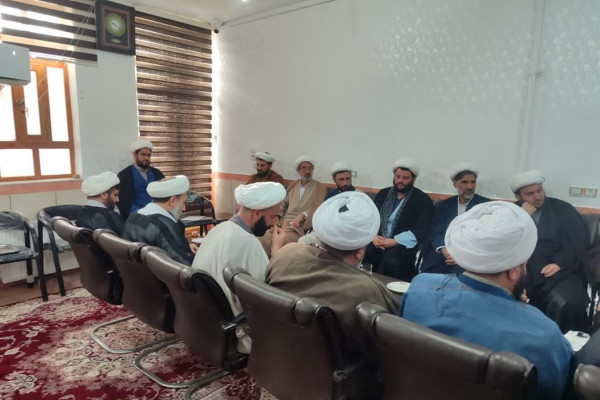 نشست هم اندیشی مبلغین با امام جمعه شهرستان دره شهر بمناسبت فرا رسیدن نیمه شعبان و دهه مبارکه فجر انقلاب