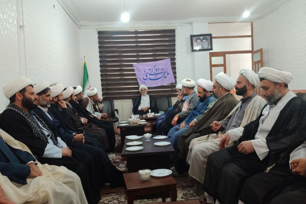 نشست هم اندیشی مبلغین با امام جمعه شهرستان دره شهر بمناسبت فرا رسیدن نیمه شعبان و دهه مبارکه فجر انقلاب