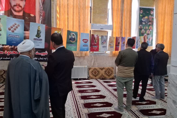 نمایشگاه پوستر زندگی با آیه ها در مسجدجامع شهر بدره