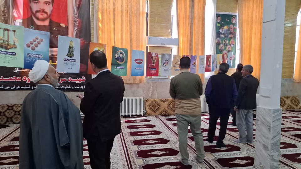 برپایی نمایشگاه پوستر زندگی با آیه ها در شهرستان بدره