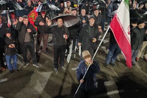 مردم شهرستان صحنه در هوای بارانی هم به میدان آمدند