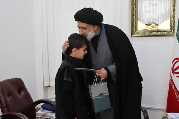 تجلیل از نوجوانی که به عکس رهبر شهید انقلاب ادای احترام کرد