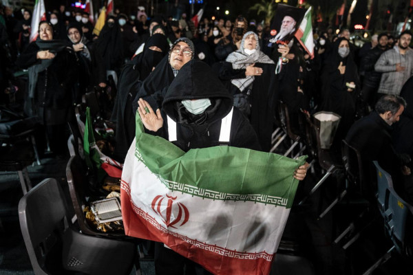 تجمع شبانه مردم در حمایت از ایران ادامه دارد