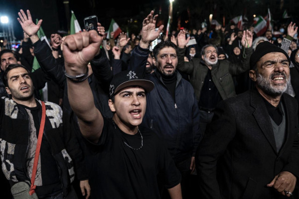 تجمع شبانه مردم در حمایت از ایران ادامه دارد