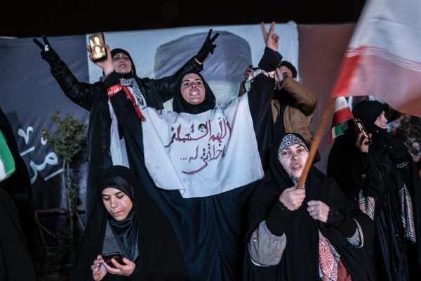 تجمع شبانه مردم در حمایت از ایران ادامه دارد