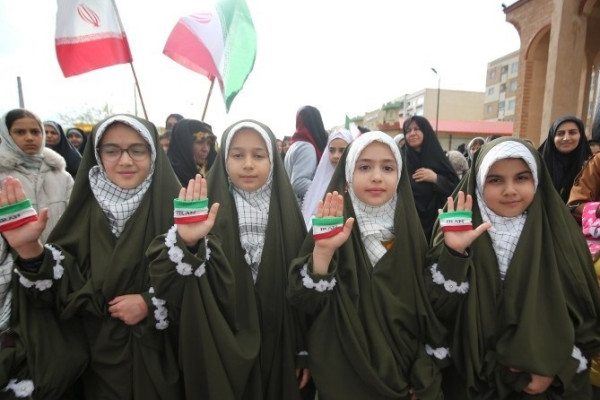 مراسم اهتزاز پرچم امام رضا (ع) بر فراز شهر همدان