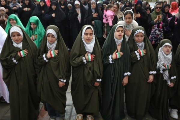 مراسم اهتزاز پرچم امام رضا (ع) بر فراز شهر همدان