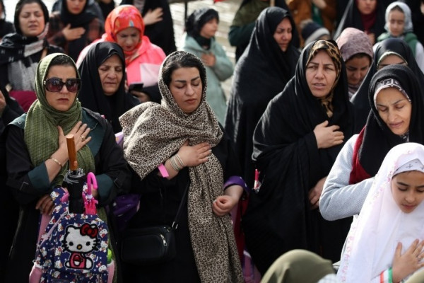 مراسم اهتزاز پرچم امام رضا (ع) بر فراز شهر همدان