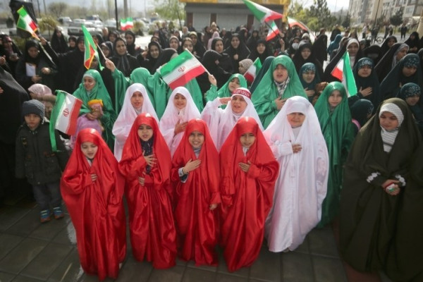 مراسم اهتزاز پرچم امام رضا (ع) بر فراز شهر همدان