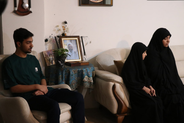 دیدار خانواده شهید طلبه جنگ رمضان و جانباز طلبه حادثه تروریستی میدان آزادی کرمان