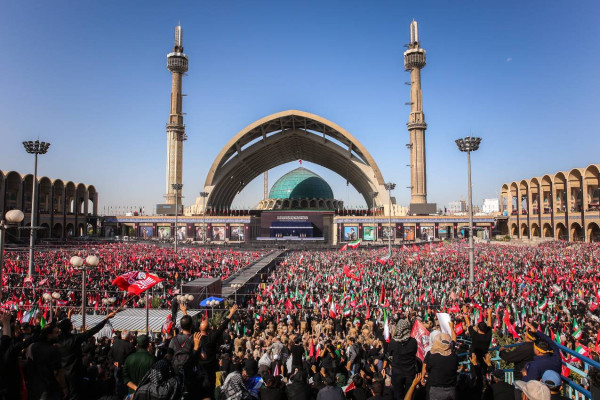 اقامه نماز بر پیکر رهبر شهید ایران