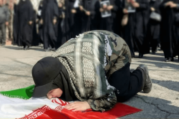 راز دفاع بی‌تردید از حق و سجده دختر دانشجو بر پرچم مقدس ایران