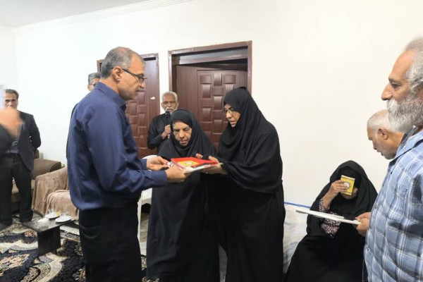 تکریم خانواده دو شهیده حادثه کوی‌دانشگاه در بندرعباس