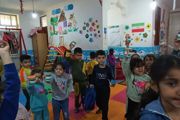 ؛کودکان بدره ای قلک های خود را به کودکان غزه و لبنان اهداء کردند