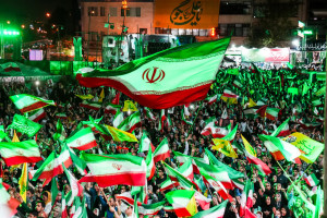 در محرم امسال مردم عزای حسینی را با خروش میدانی پیوند می‌زنند